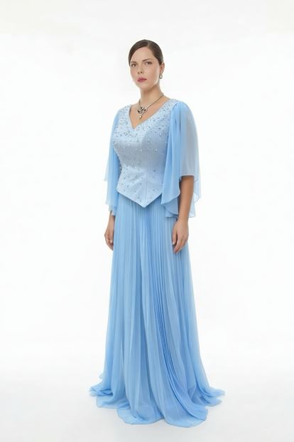 فستان سهرة أزرق فاتح مزين ومطوي بمقاسات كبيرة